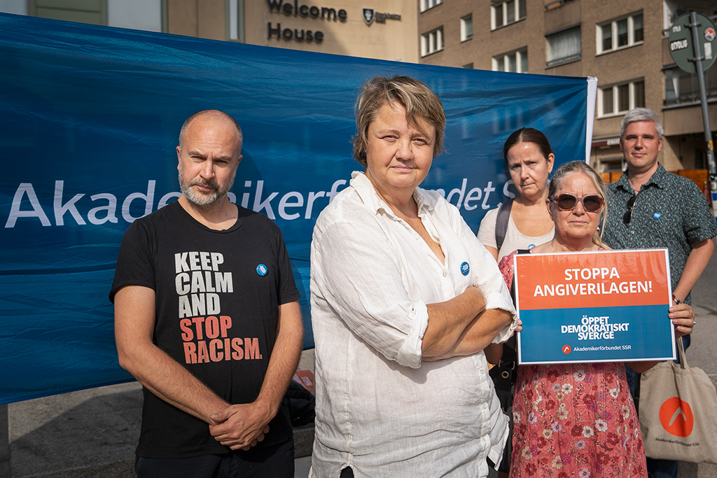Ursula Berge, samhällspolitisk chef på Akademikerförbundet SSR med kollegor demonstrerar mot angiverilagen. Foto: Anders Löwdin