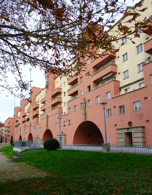 Till de mer berömda husen från allmännyttans glansperiod i Wien hör Karl Marx Hof från slutet av 1920-talet.